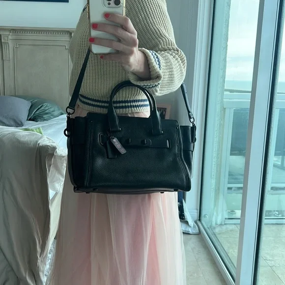 Coach *RARE* Swagger 37 Bag in pebbled black leather and matte black hardware - Picture 10 of 12